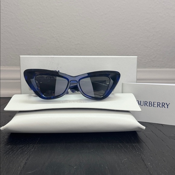 Authentic Burberry Navy Cat-Eye Sunglasses Brand New - Picture 1 of 4